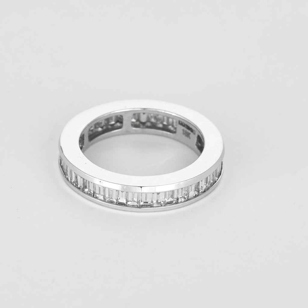 Alliance diamants baguettes tour complet en or blanc 18k.
