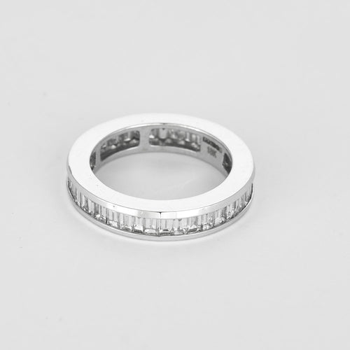 Alliance diamants baguettes tour complet en or blanc 18k.