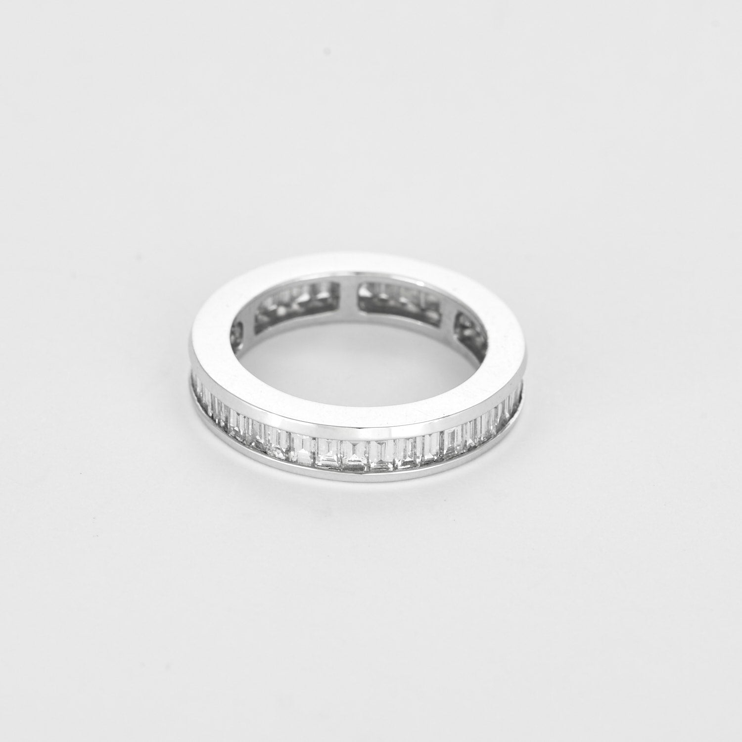 Alliance diamants baguettes tour complet en or blanc 18k.