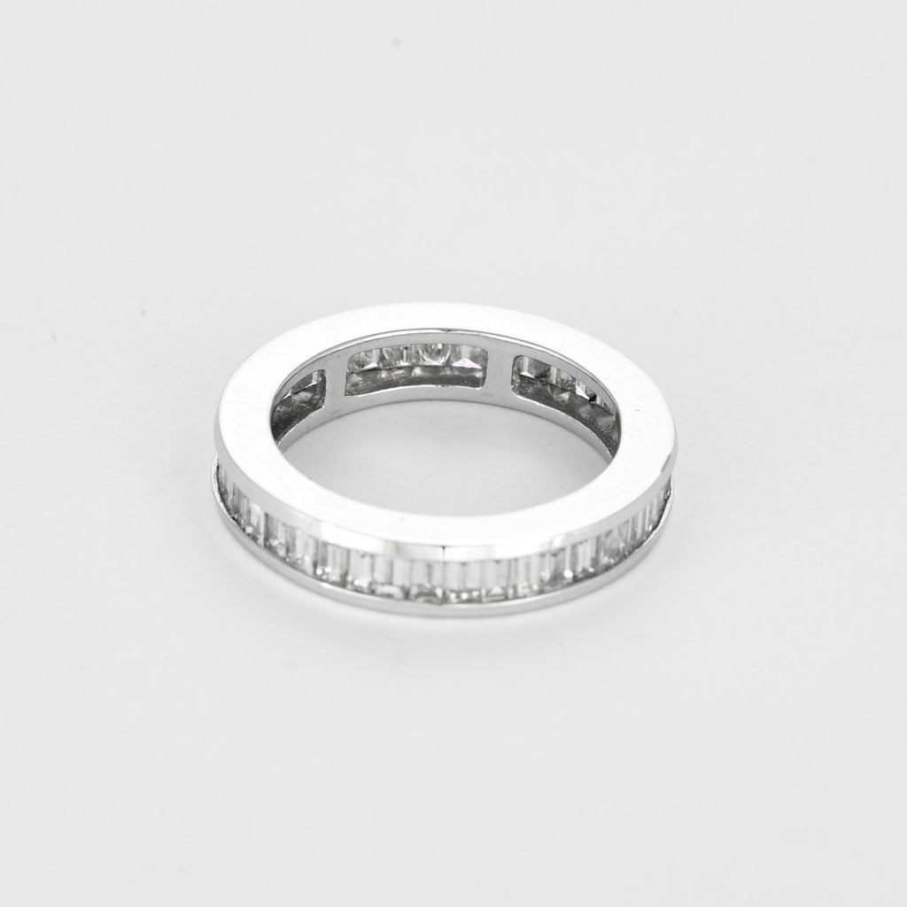 Alliance diamants baguettes tour complet en or blanc 18k.