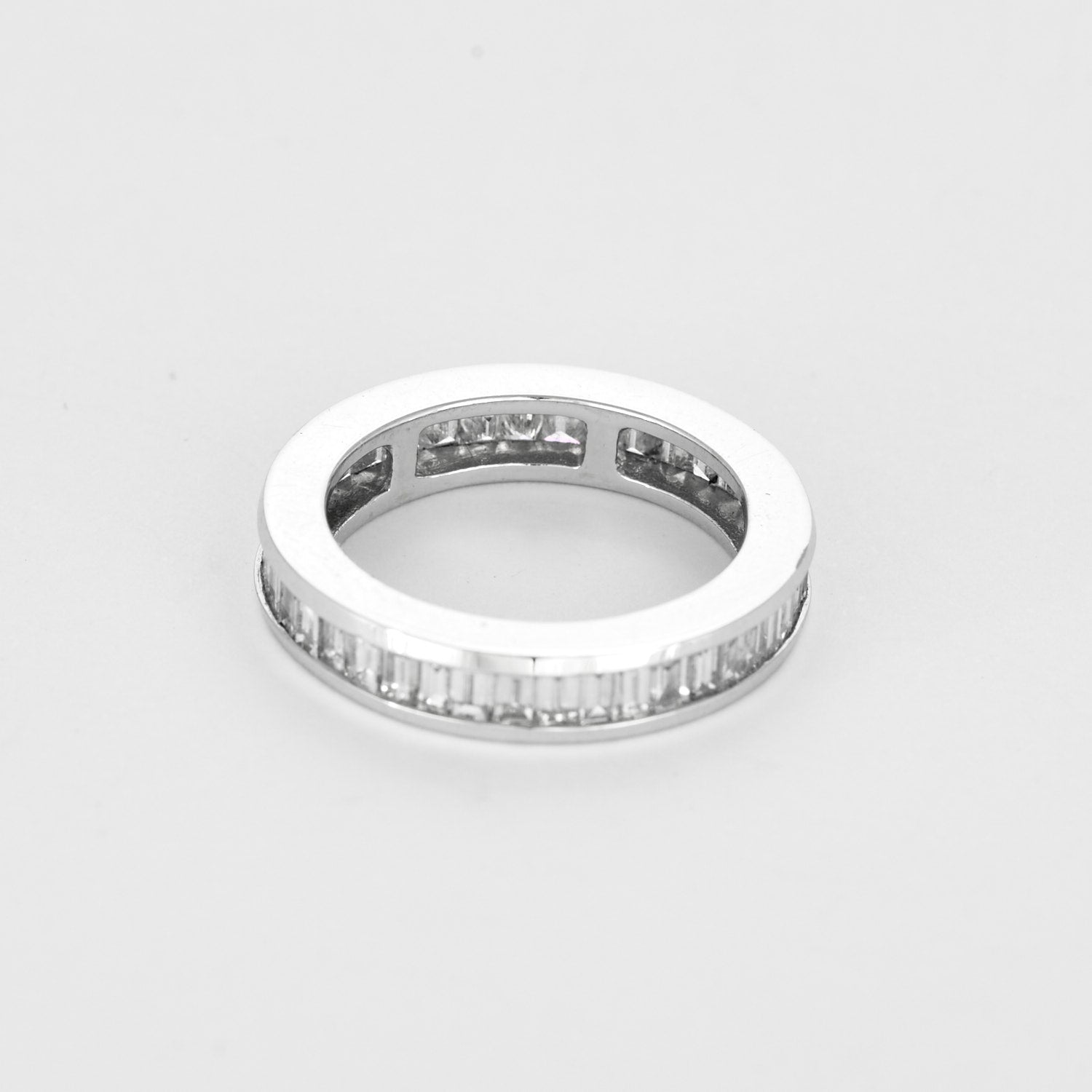 Alliance diamants baguettes tour complet en or blanc 18k.