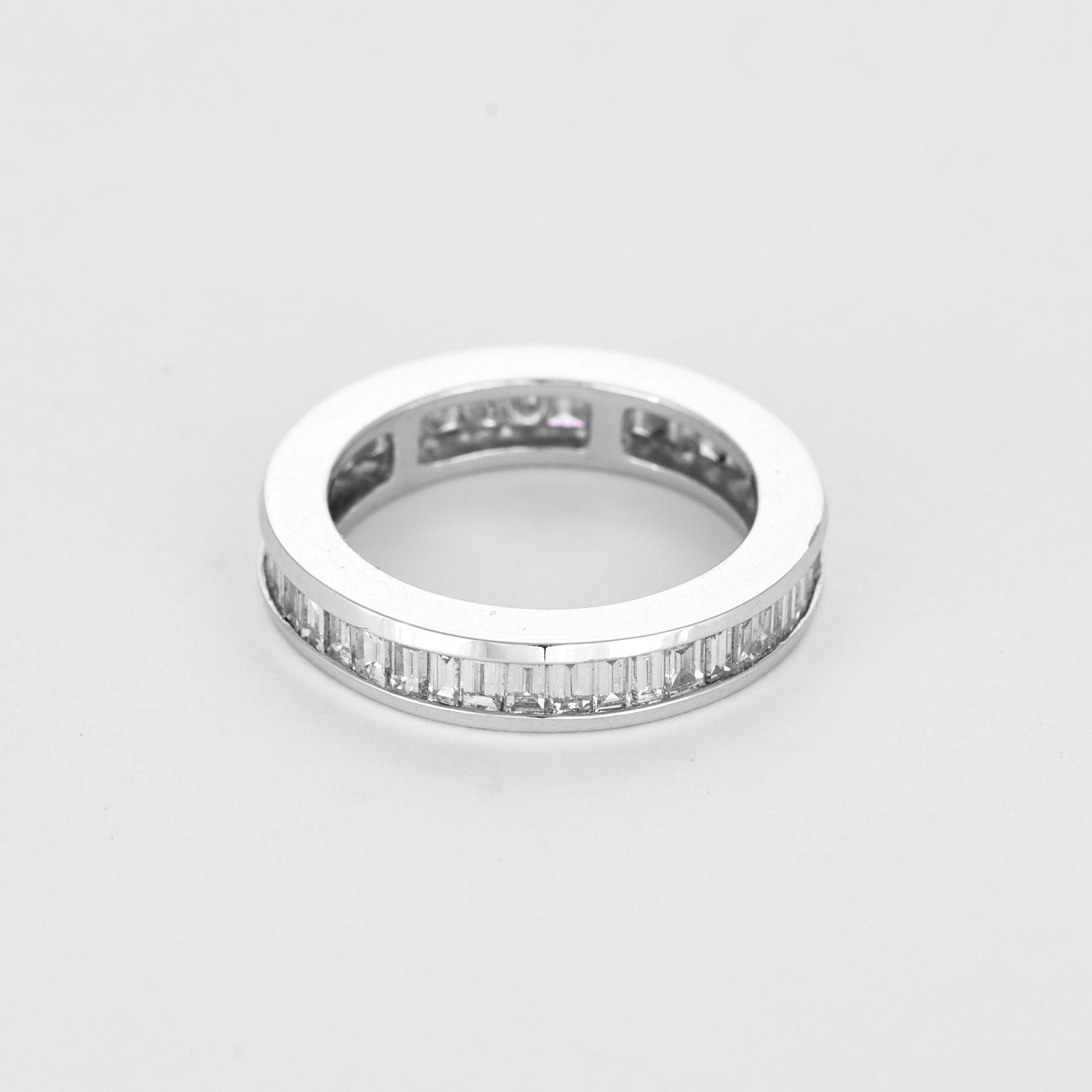 Alliance diamants baguettes tour complet en or blanc 18k.