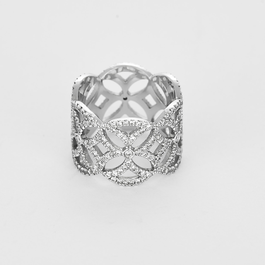 Bague dentelle ou bandeau en or blanc et diamants.