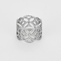 Bague dentelle ou bandeau en or blanc et diamants.