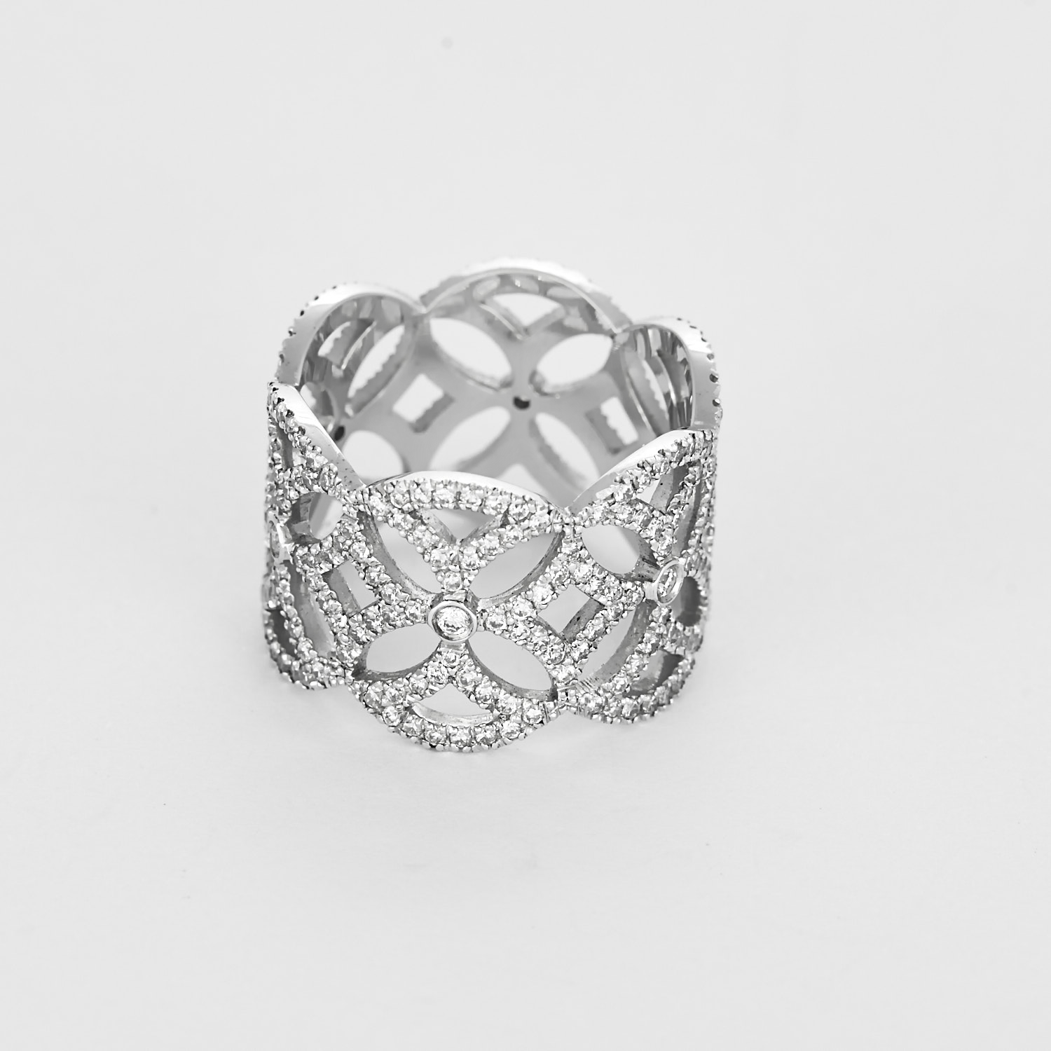 Bague dentelle ou bandeau en or blanc et diamants.