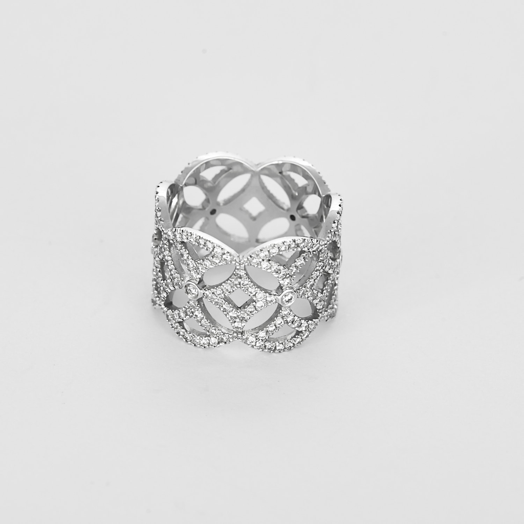 Bague dentelle ou bandeau en or blanc et diamants.