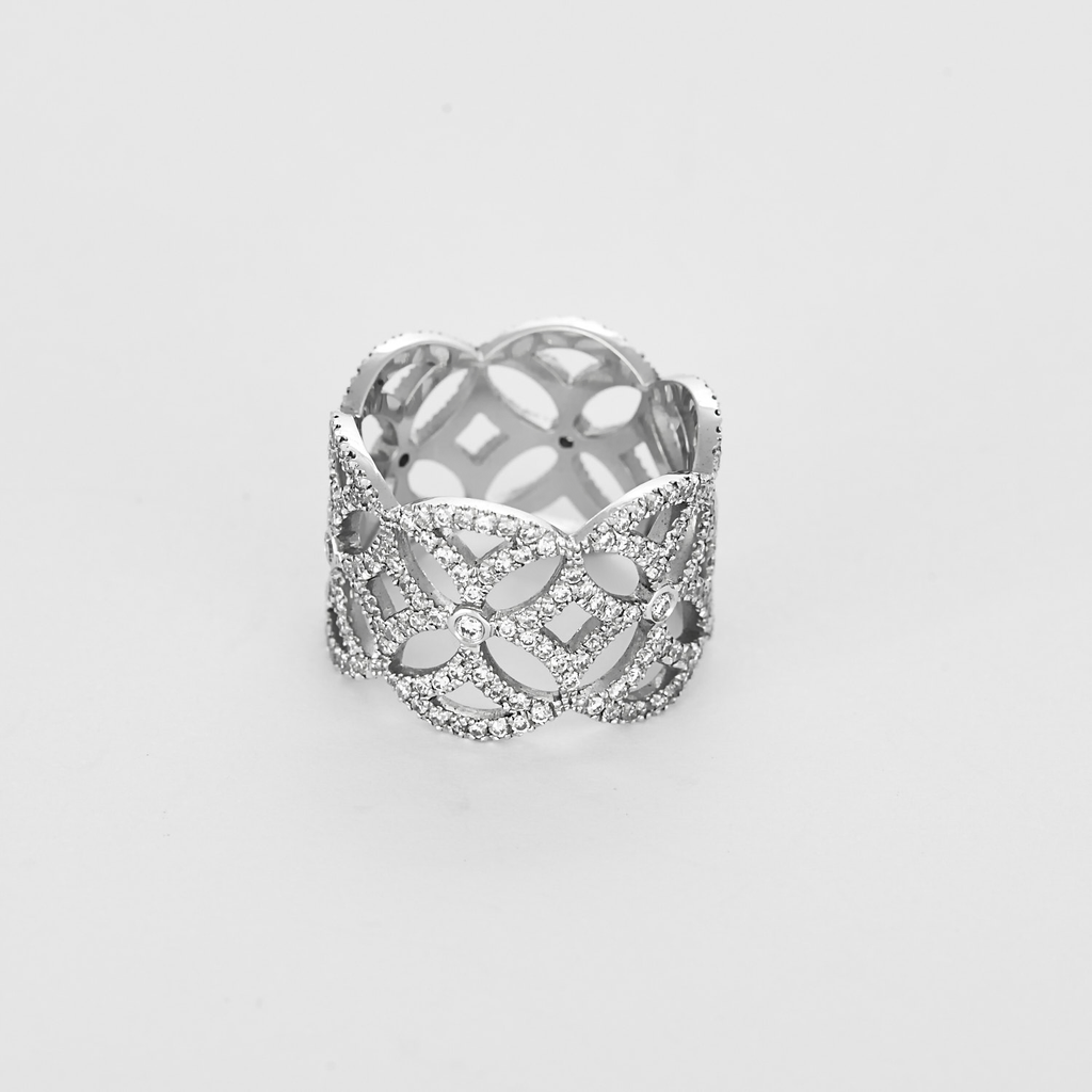 Bague dentelle ou bandeau en or blanc et diamants.