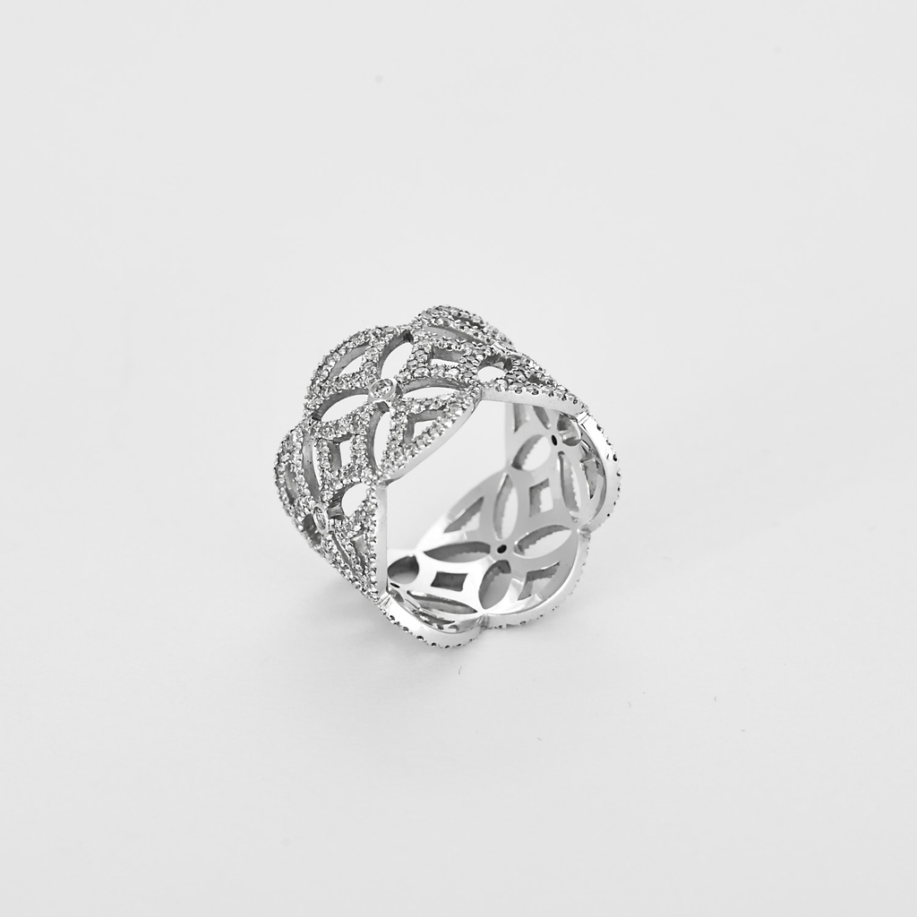 Bague dentelle ou bandeau en or blanc et diamants.