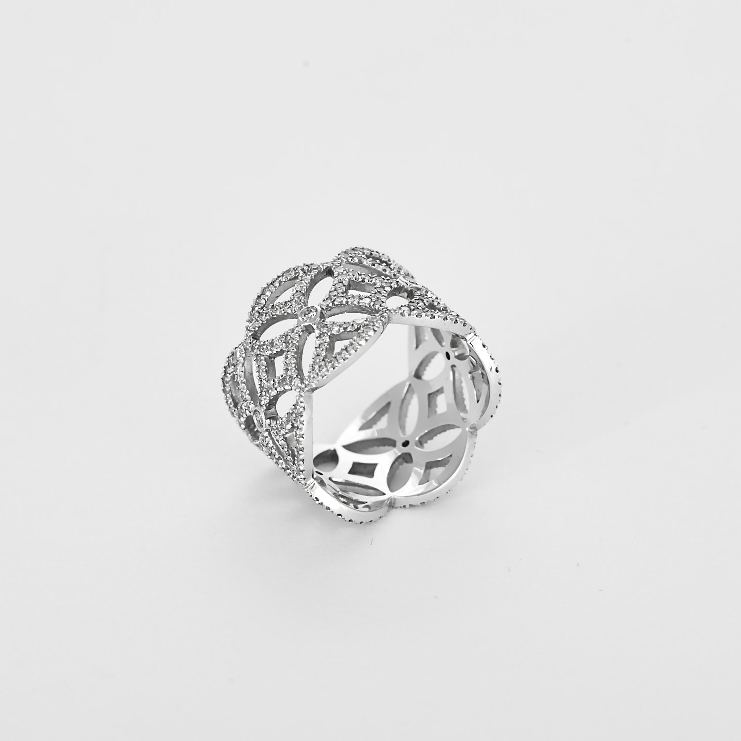 Bague dentelle ou bandeau en or blanc et diamants.