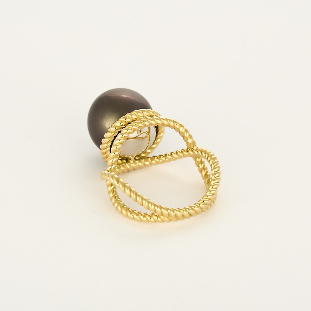 Bague en or jaune torsadé et une perle aubergine de 12mm