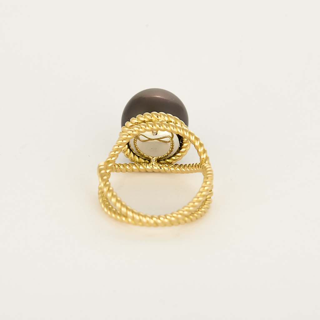 Bague en or jaune torsadé et une perle aubergine de 12mm