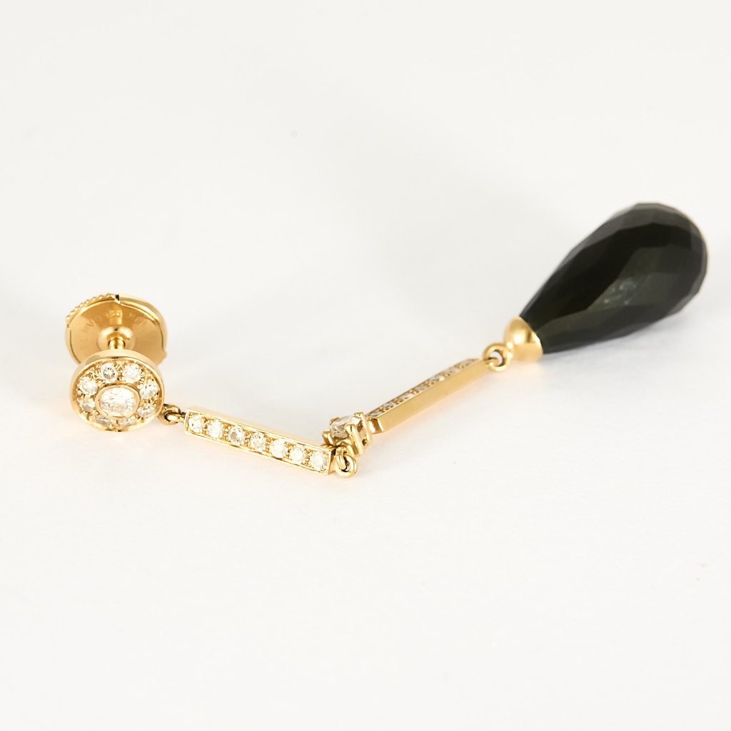 Boucles d'oreilles pendantes or rose, diamants et onyx.