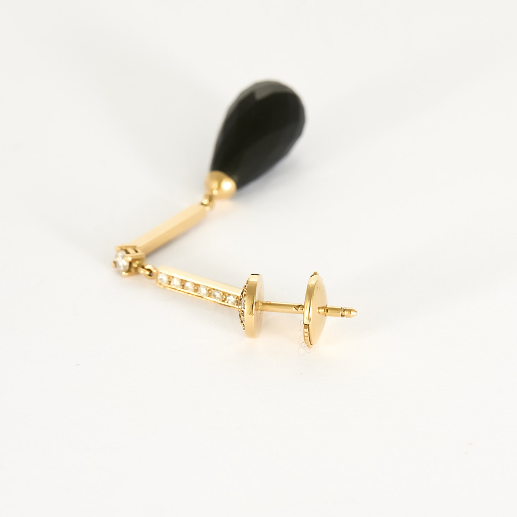 Boucles d'oreilles pendantes or rose, diamants et onyx.