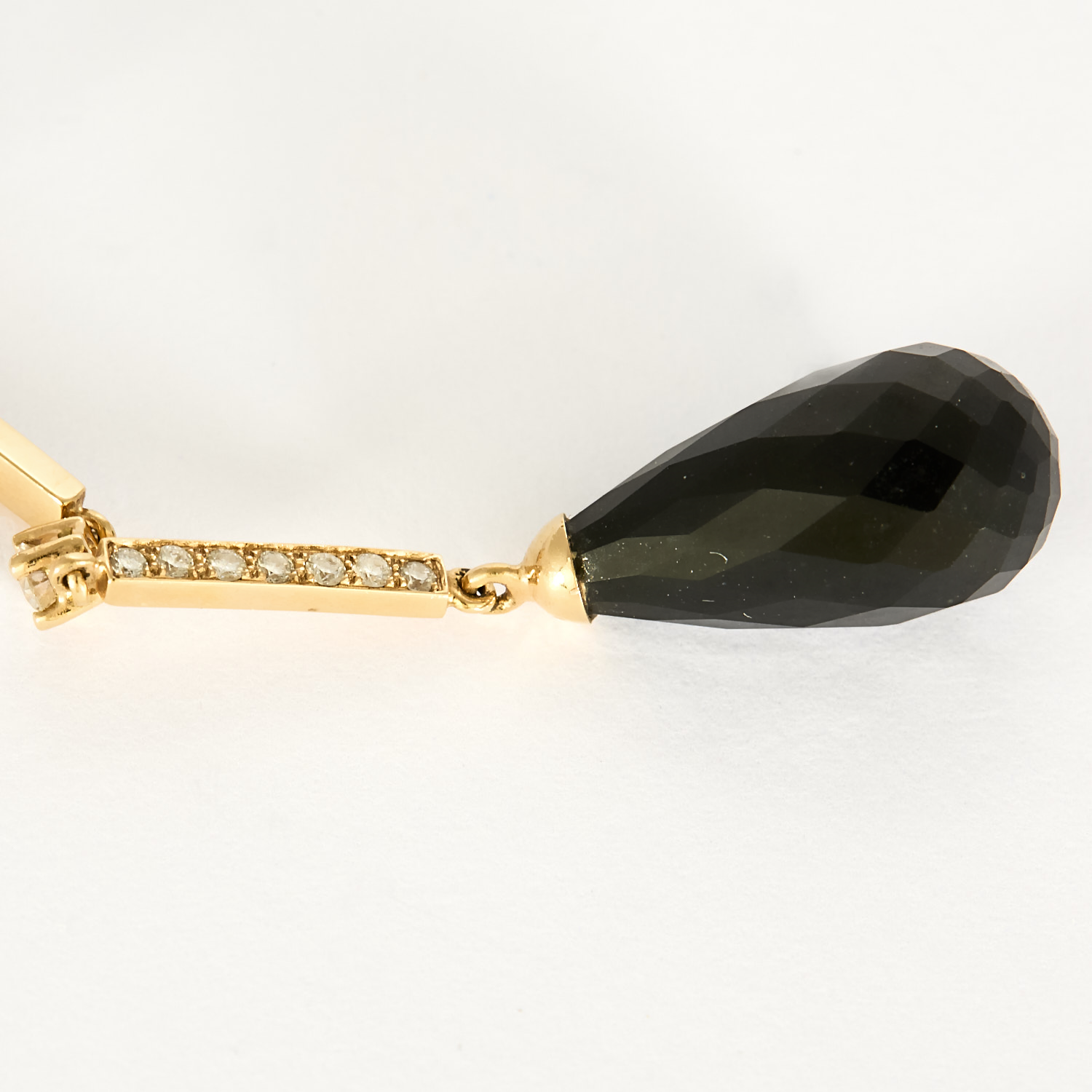 Boucles d'oreilles pendantes or rose, diamants et onyx.