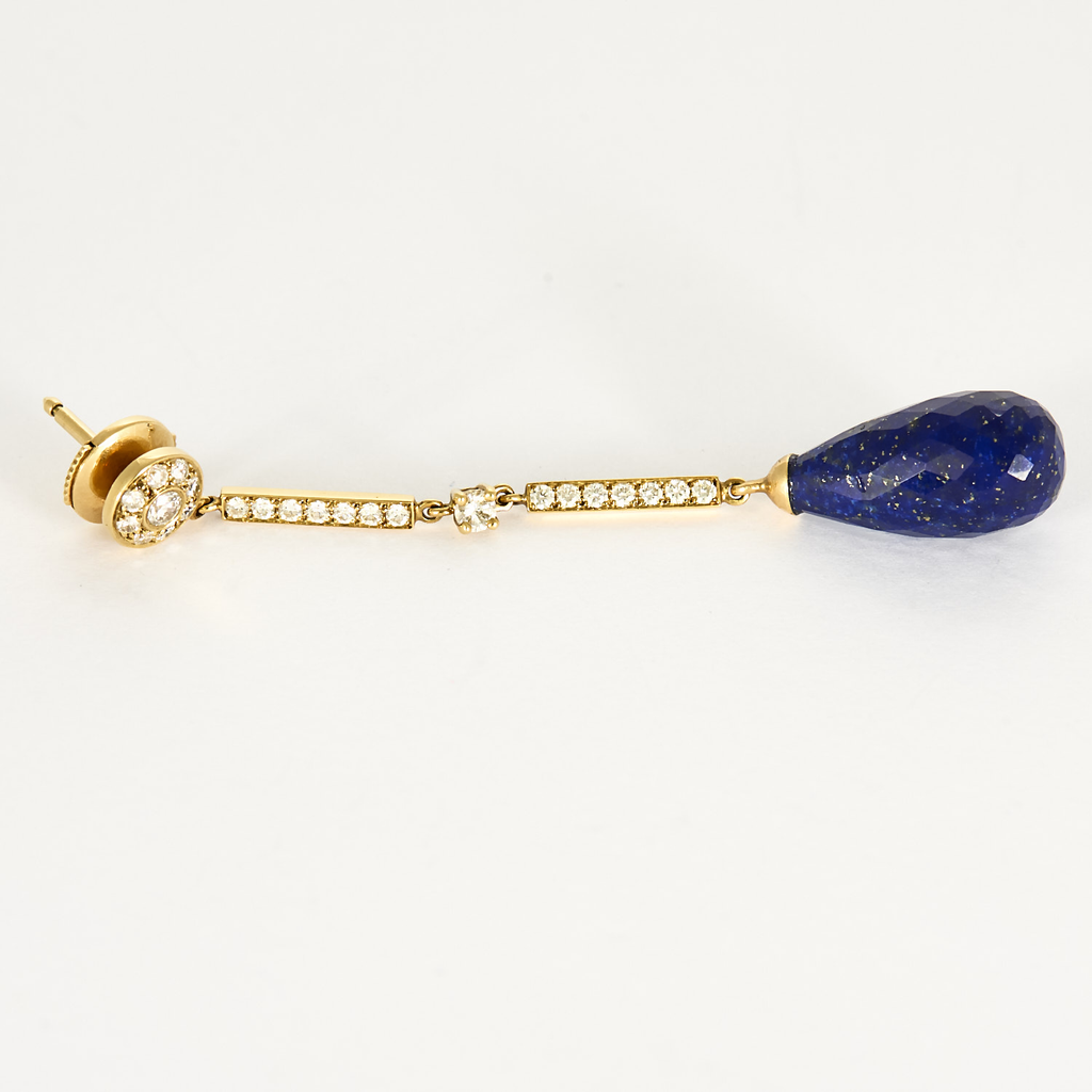 Boucles d'oreilles pendantes or jaune, diamants et lapis-lazuli.