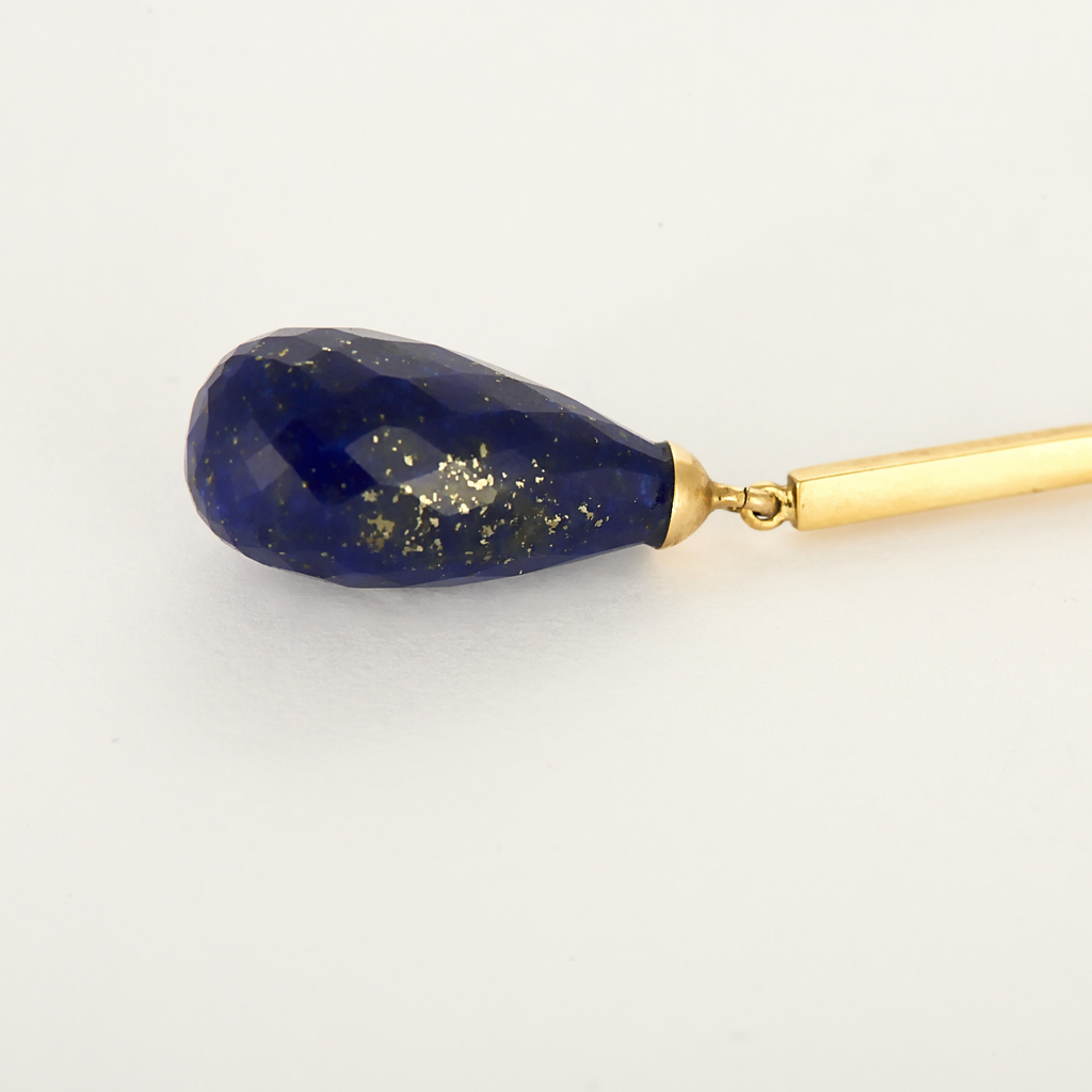 Boucles d'oreilles pendantes or jaune, diamants et lapis-lazuli.