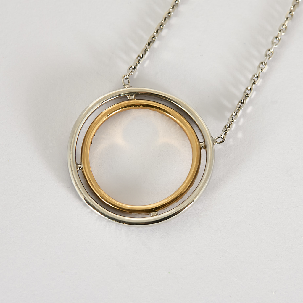 Collier double cercle en or et diamants blanc & cognac.