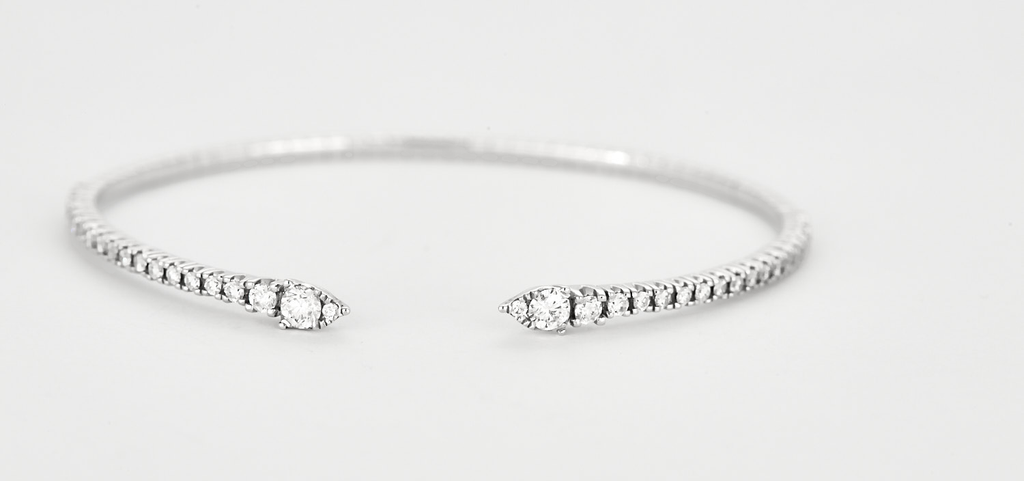 Bracelet jonc flexible en or blanc et diamants.