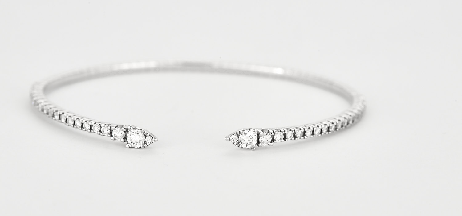 Bracelet jonc flexible en or blanc et diamants.