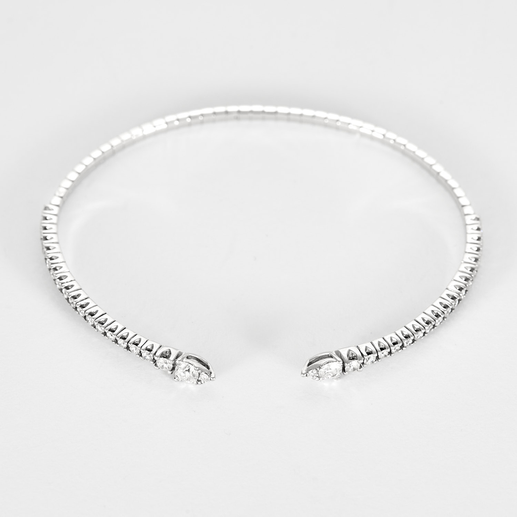 Bracelet jonc flexible en or blanc et diamants.