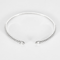 Bracelet jonc flexible en or blanc et diamants.
