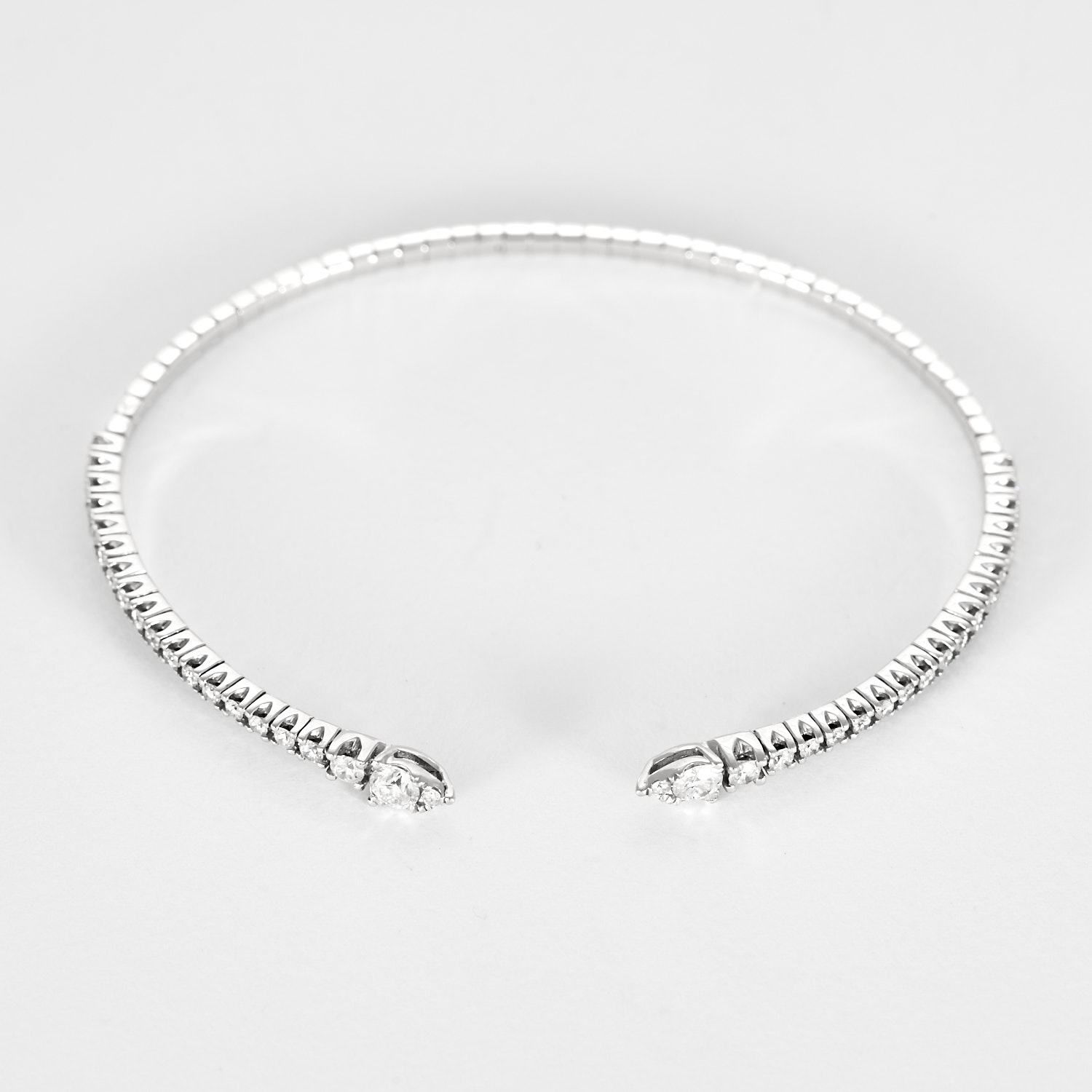 Bracelet jonc flexible en or blanc et diamants.