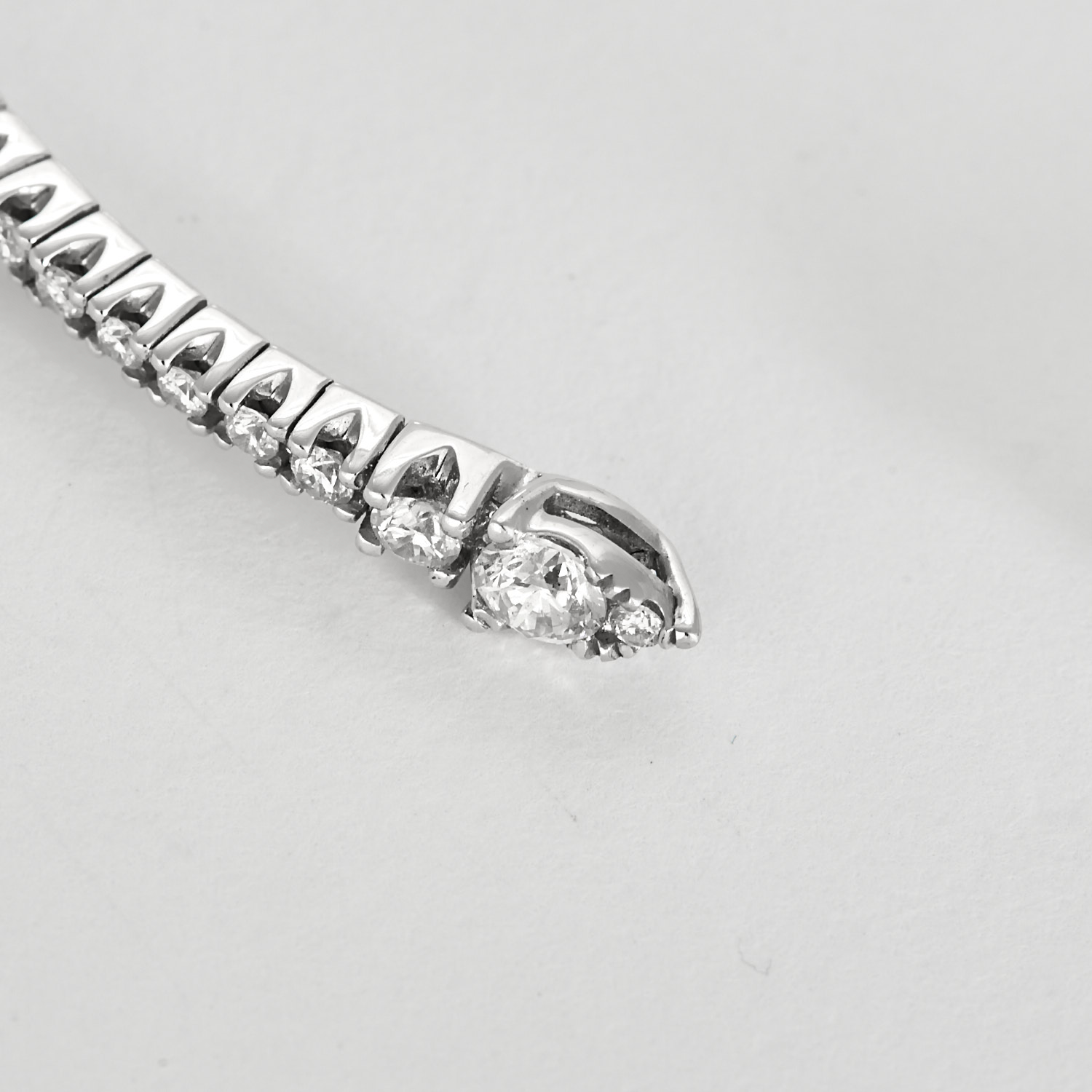 Bracelet jonc flexible en or blanc et diamants.