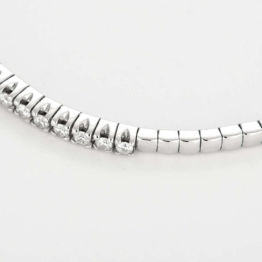 Bracelet jonc flexible en or blanc et diamants.