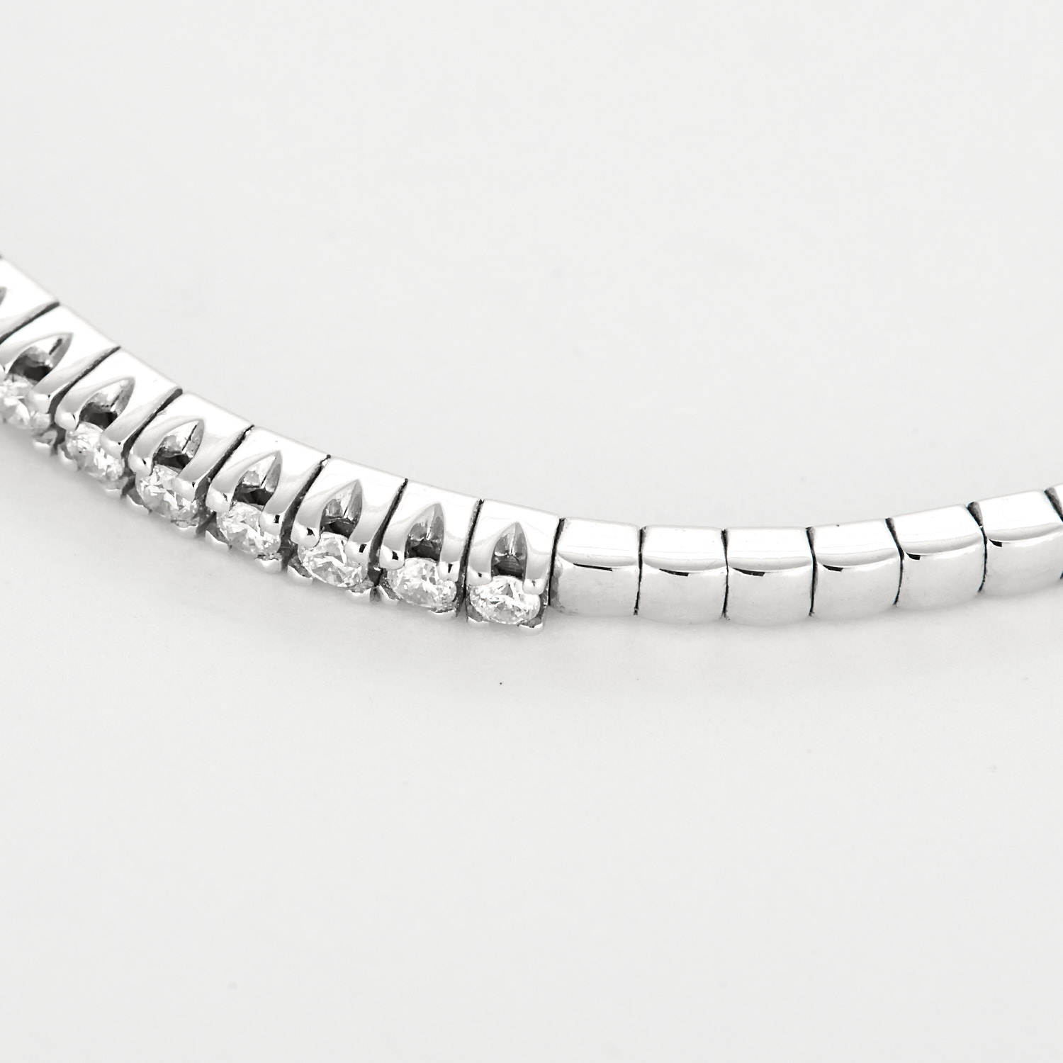 Bracelet jonc flexible en or blanc et diamants.