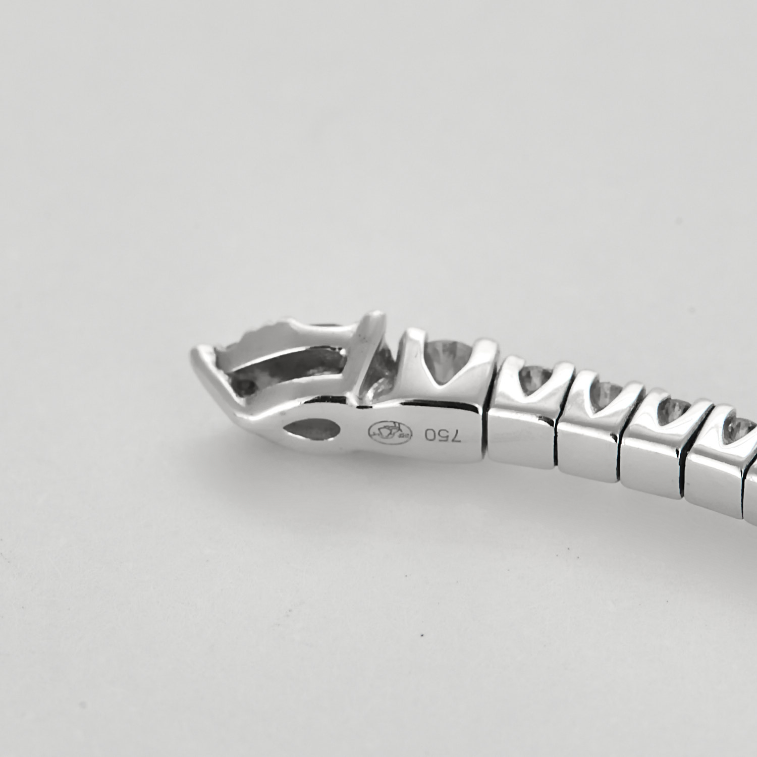 Bracelet jonc flexible en or blanc et diamants.