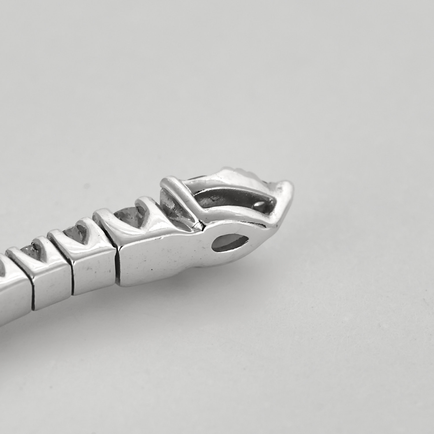 Bracelet jonc flexible en or blanc et diamants.