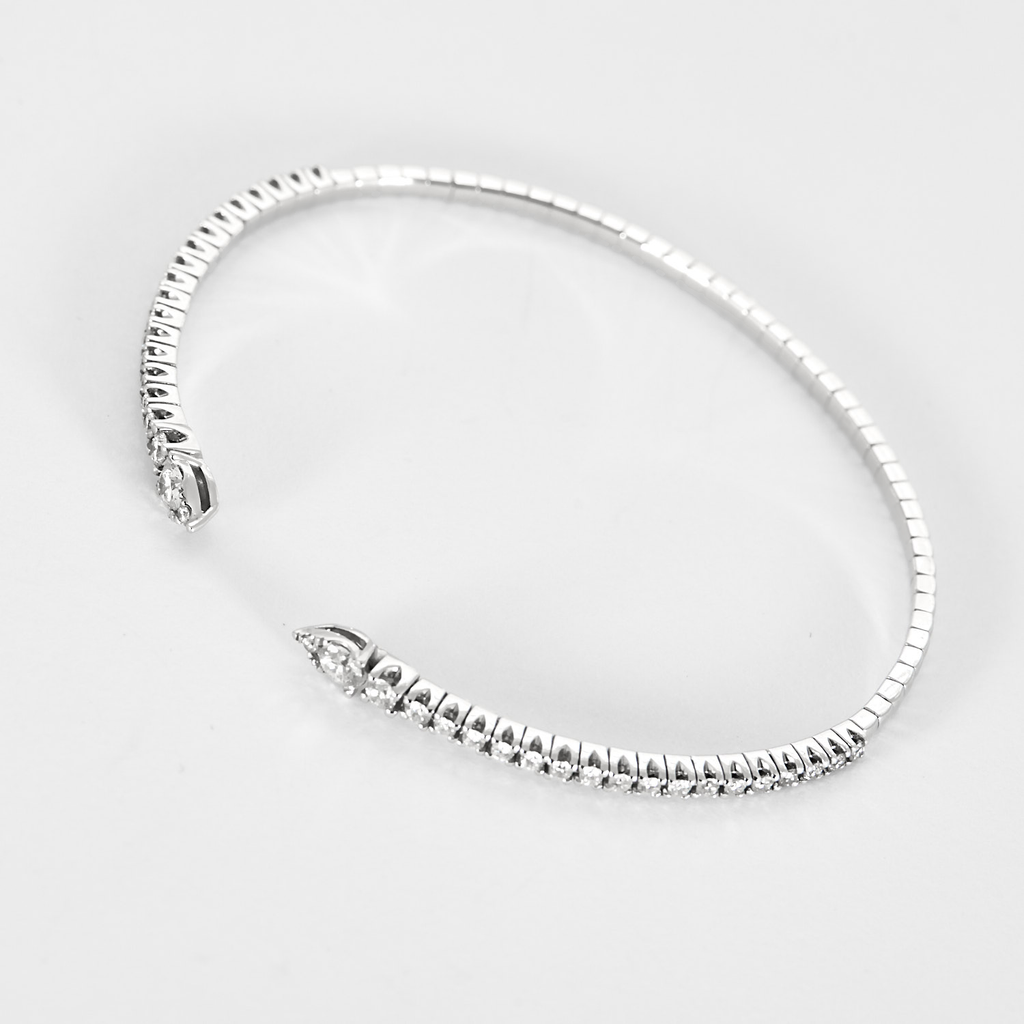 Bracelet jonc flexible en or blanc et diamants.