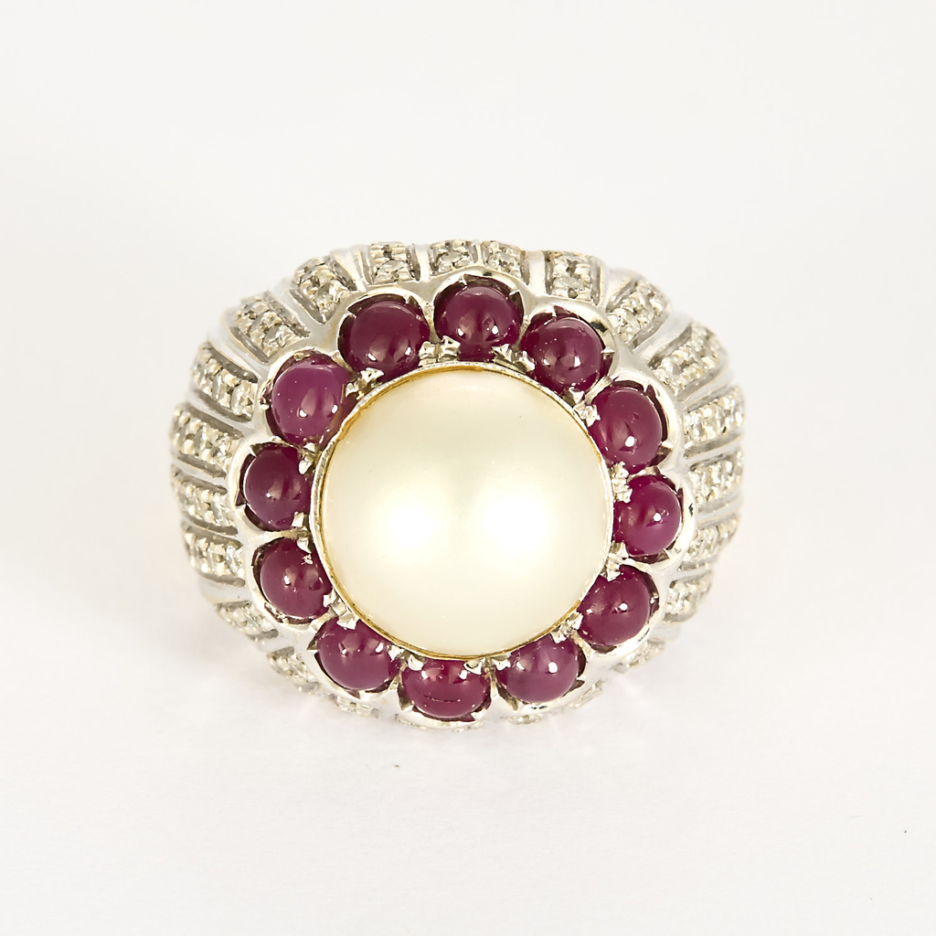 Bague cocktail en or blanc diamants, cabochon rubis et centre "perle bouton"