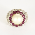 Bague cocktail en or blanc diamants, cabochon rubis et centre "perle bouton"