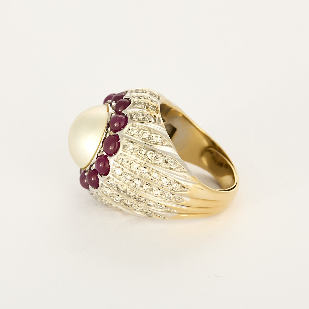 Bague cocktail en or blanc diamants, cabochon rubis et centre "perle bouton"
