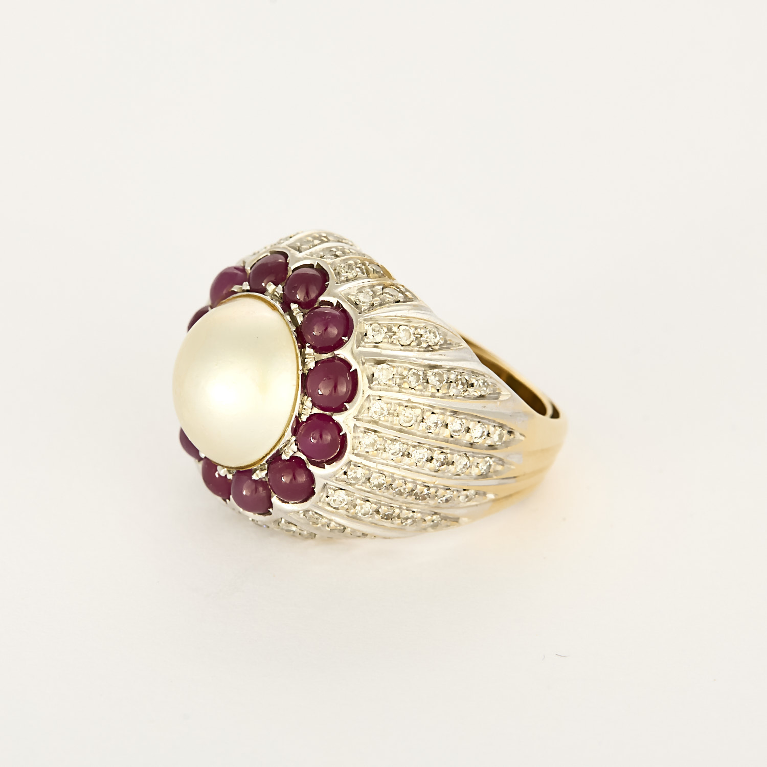 Bague cocktail en or blanc diamants, cabochon rubis et centre "perle bouton"