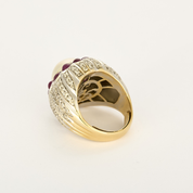 Bague cocktail en or blanc diamants, cabochon rubis et centre "perle bouton"