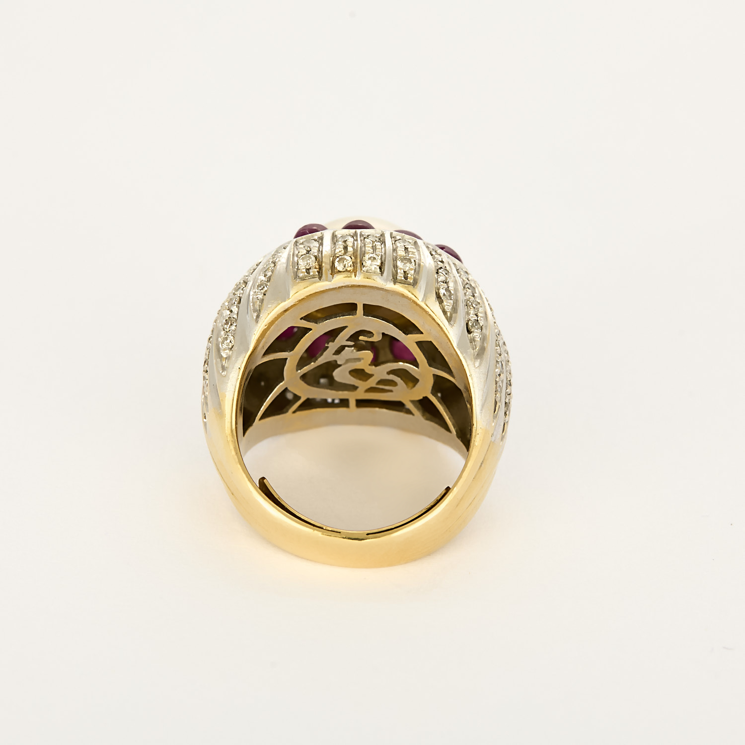 Bague cocktail en or blanc diamants, cabochon rubis et centre "perle bouton"
