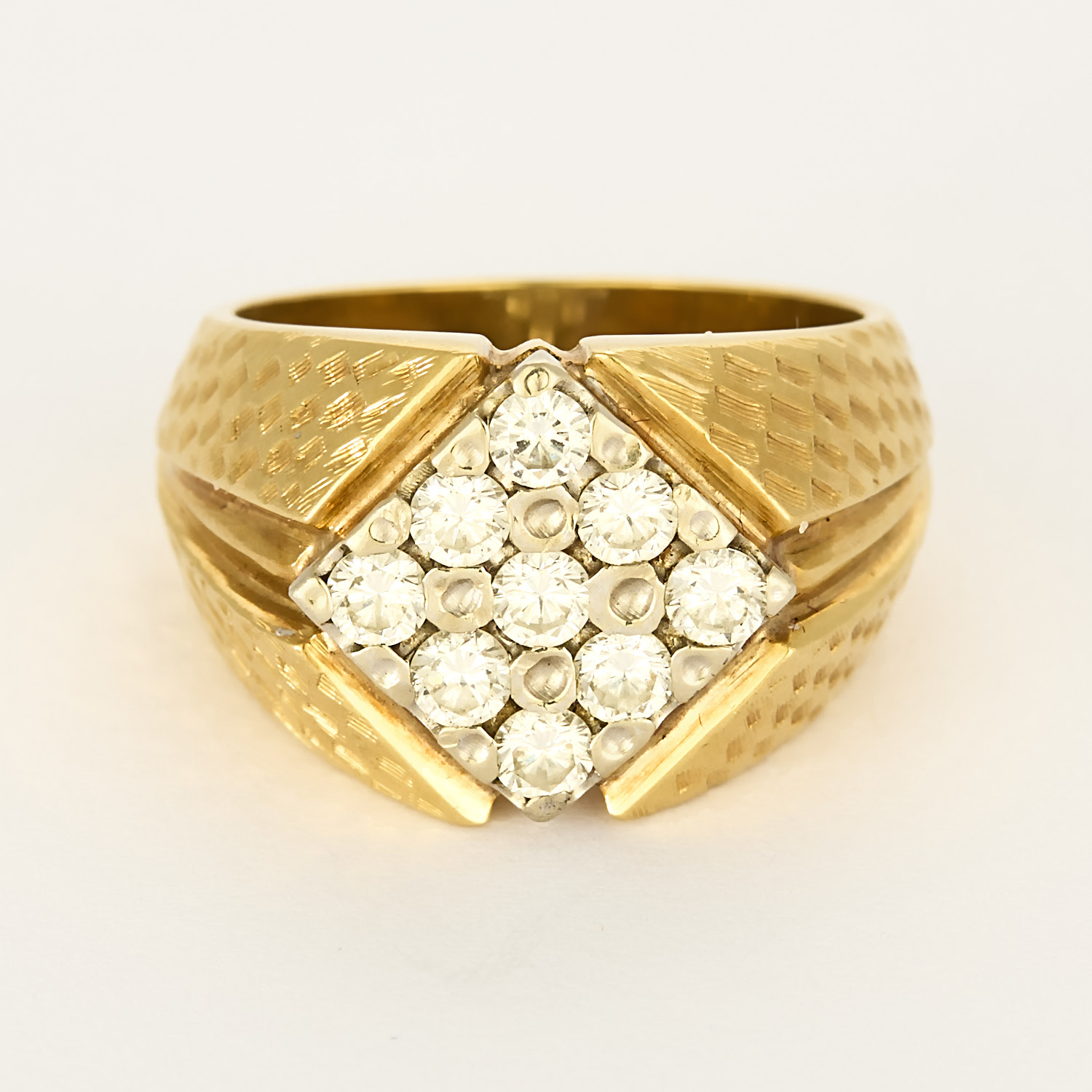 Bague chevalière losange or jaune et diamants.