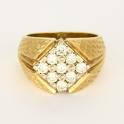 Bague chevalière losange or jaune et diamants.