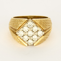Bague chevalière losange or jaune et diamants.
