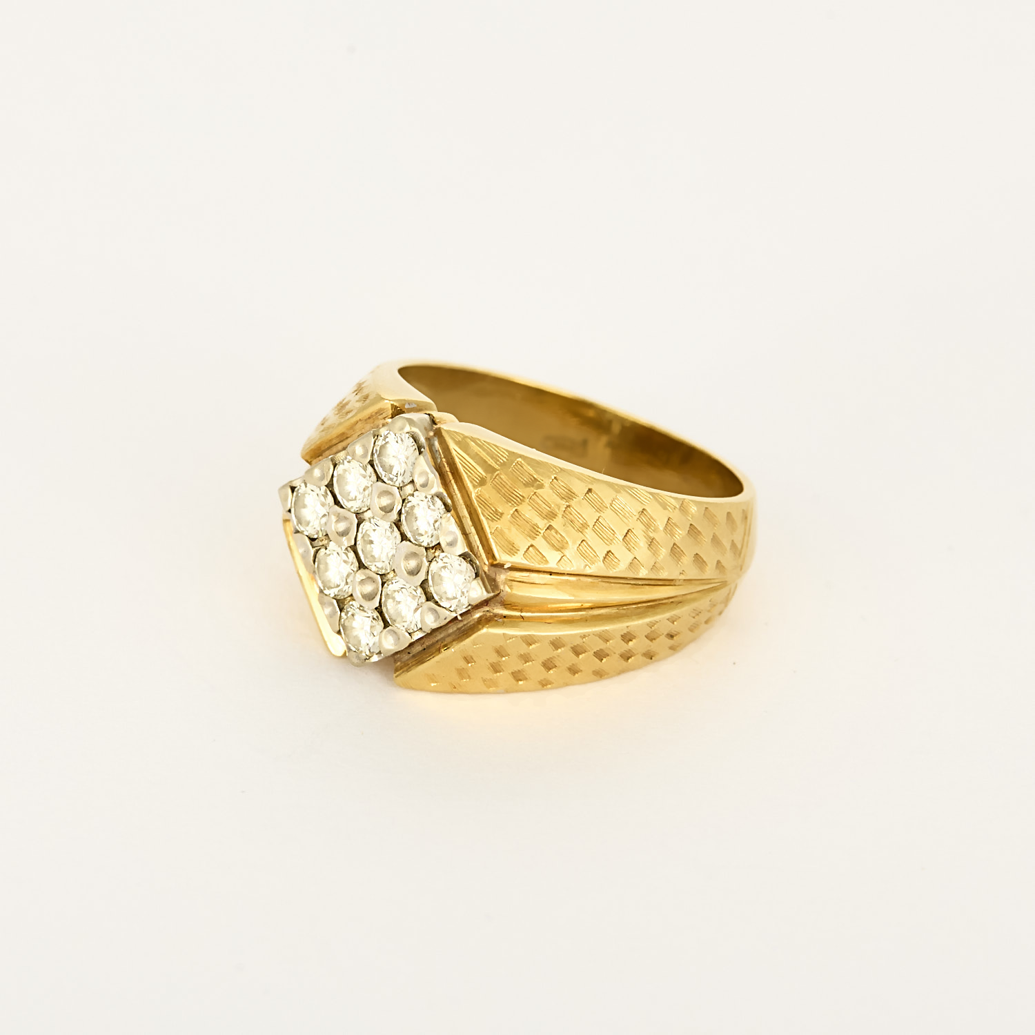 Bague chevalière losange or jaune et diamants.