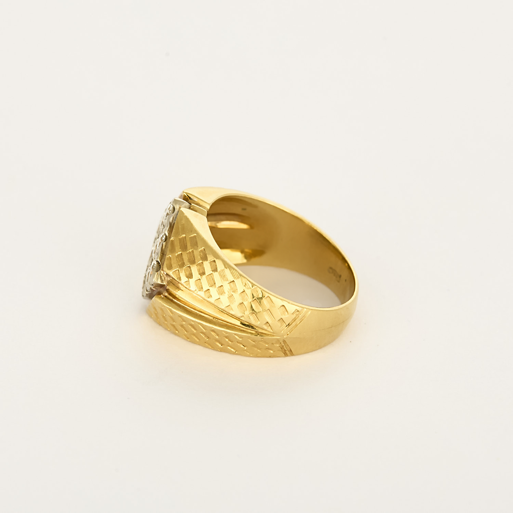 Bague chevalière losange or jaune et diamants.