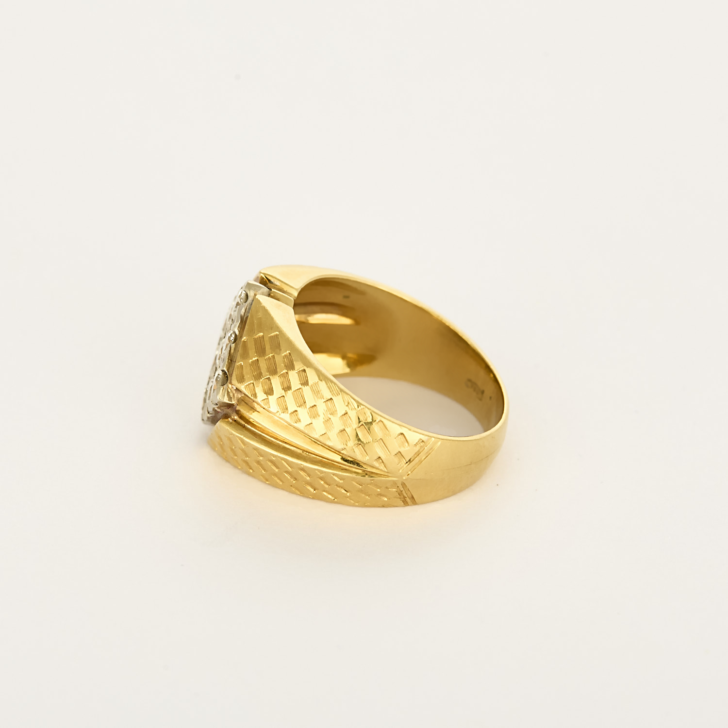 Bague chevalière losange or jaune et diamants.