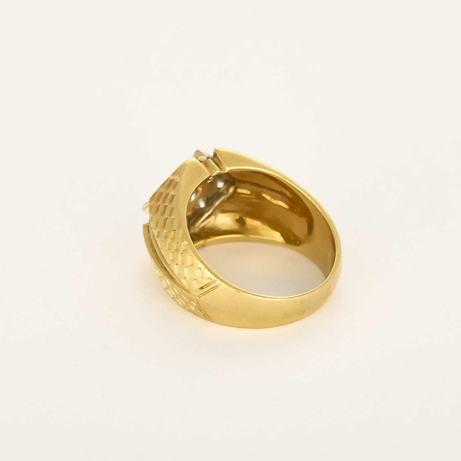 Bague chevalière losange or jaune et diamants.