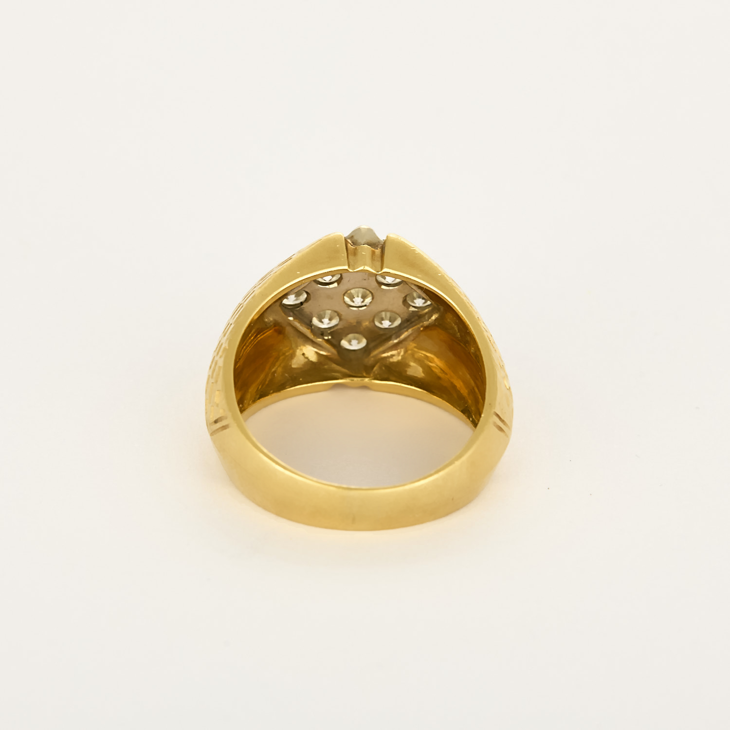 Bague chevalière losange or jaune et diamants.
