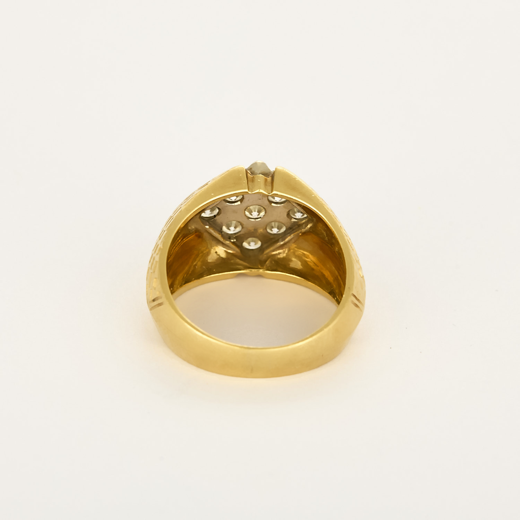 Bague chevalière losange or jaune et diamants.