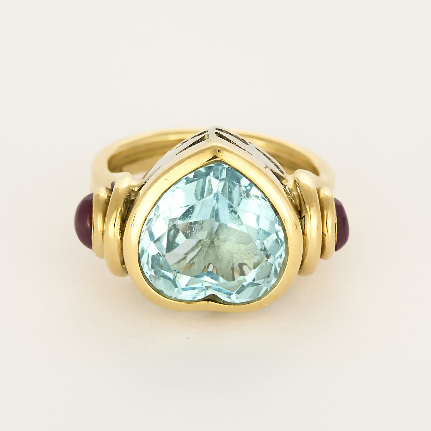 Bague vintage "coeur" topaze bleue en or jaune.