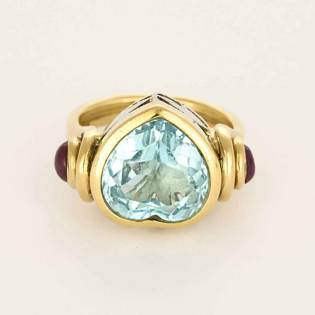 Bague vintage "coeur" topaze bleue en or jaune.