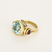 Bague vintage "coeur" topaze bleue en or jaune.